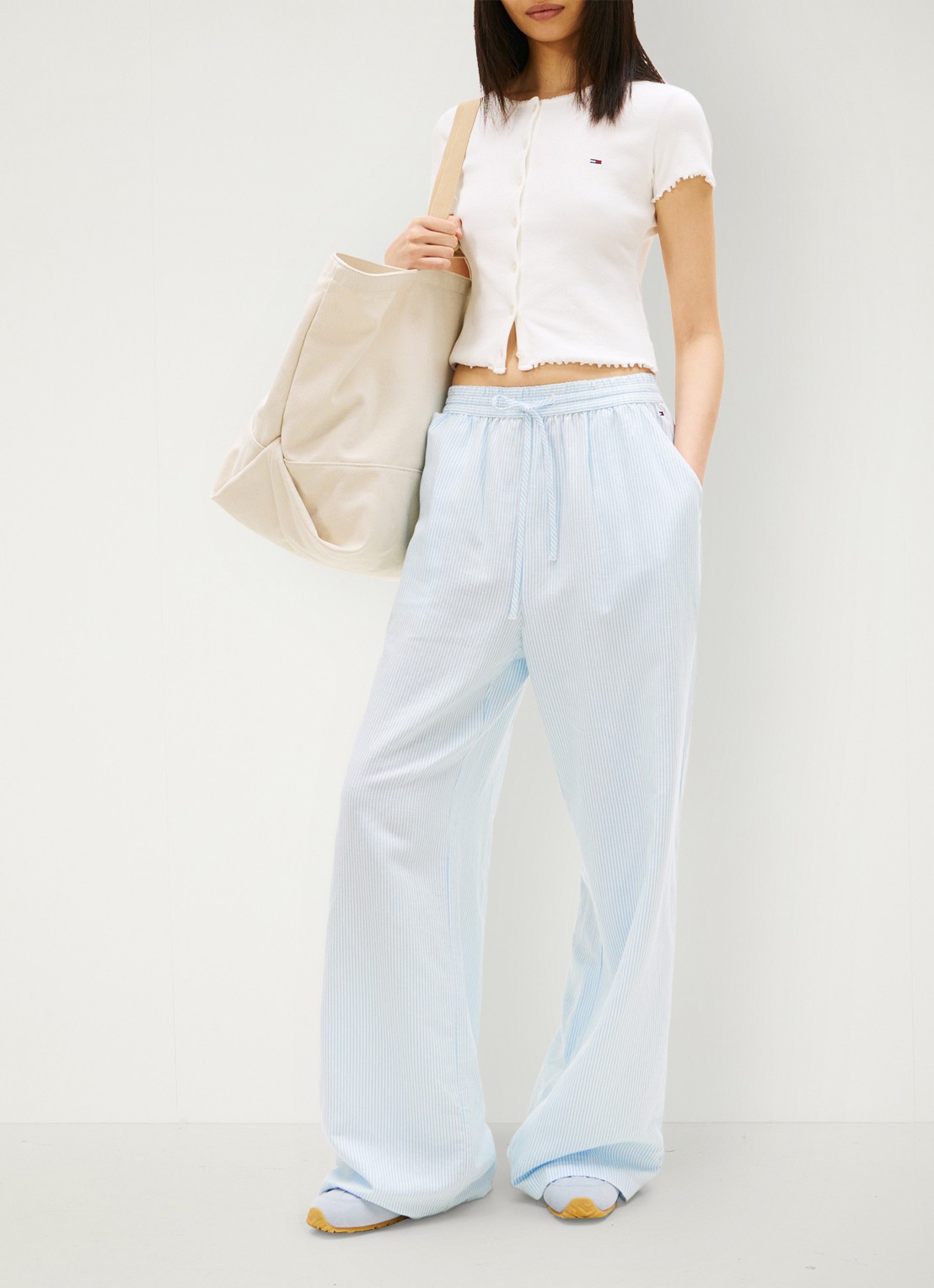 Tommy Hilfiger High waist wide fit broek met trekkoord - voorkant 3 lichtblauw