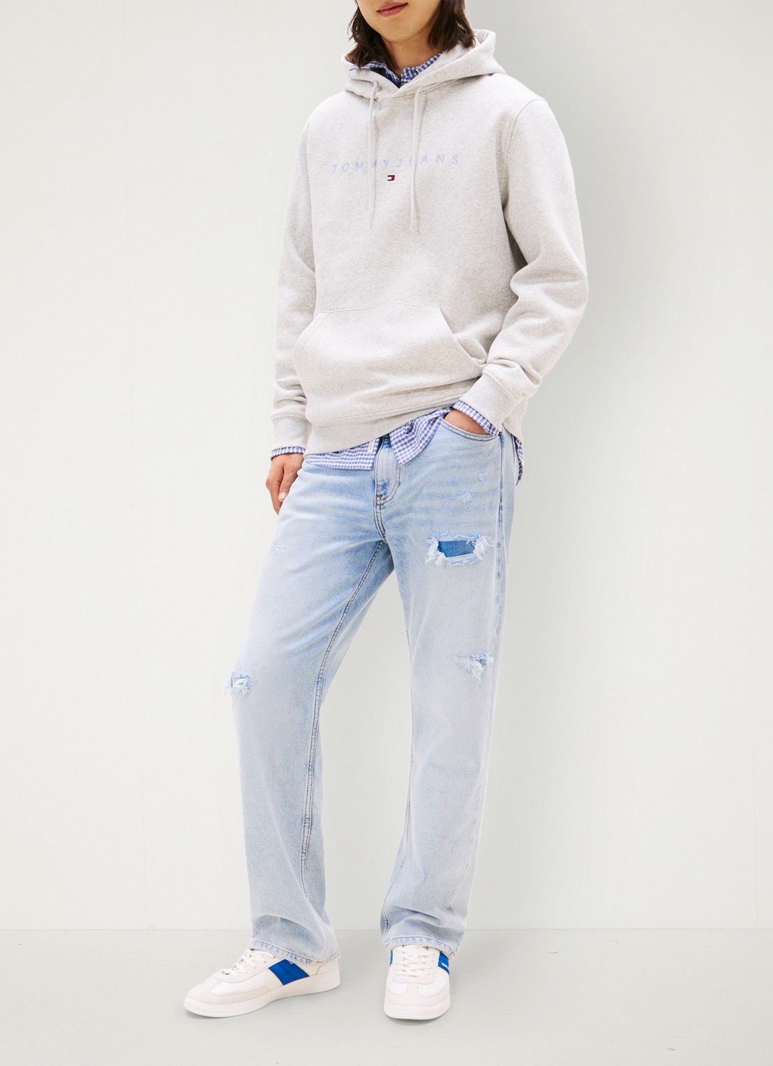 Tommy Hilfiger Linear Logo Embroidery Kangaroo Pocket Hoody - voorkant 3 grijsmele