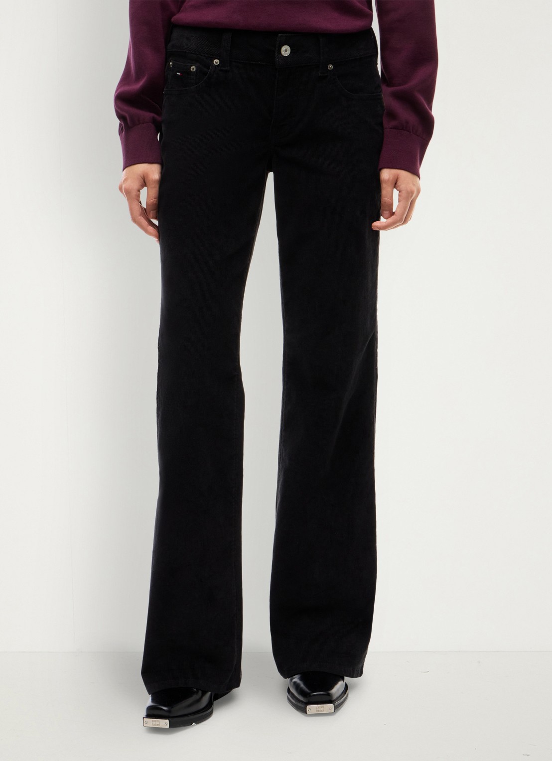 Tommy Hilfiger Low waist flared fit broek van corduroy  - detail zwart