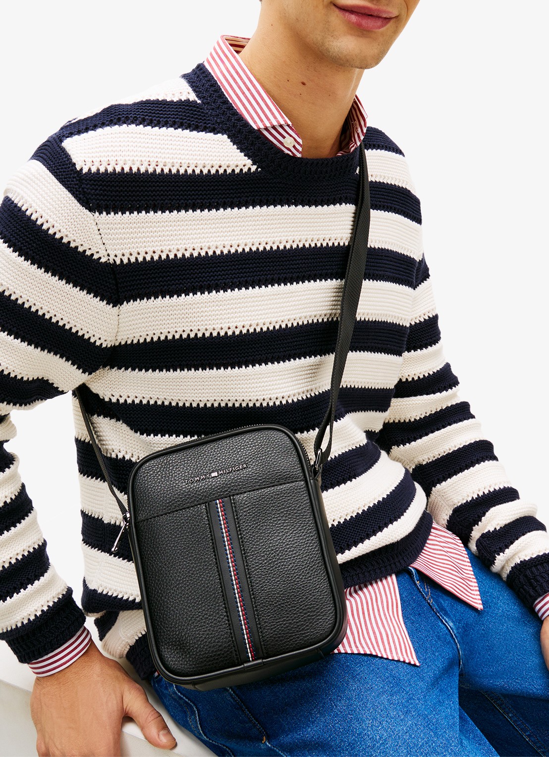 Tommy Hilfiger Schoudertas met logo - voorkant 2 diepzwart
