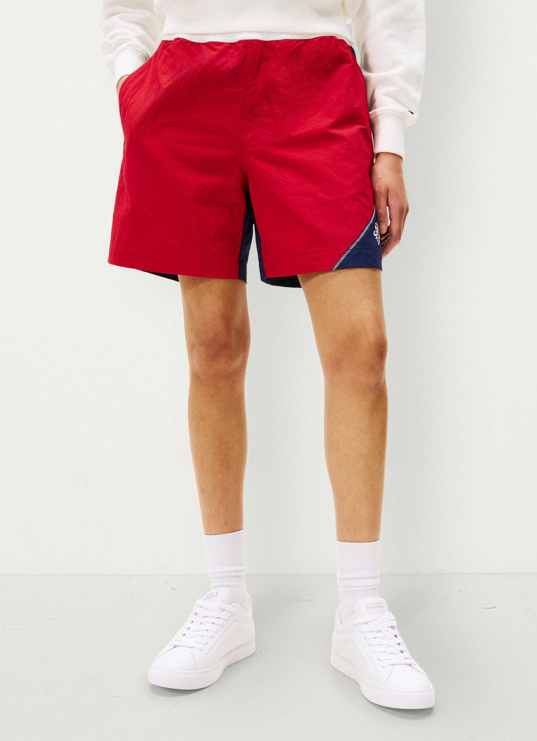 Tommy Hilfiger Straight fit korte broek met logo en steekzakken - voorkant 2 rood