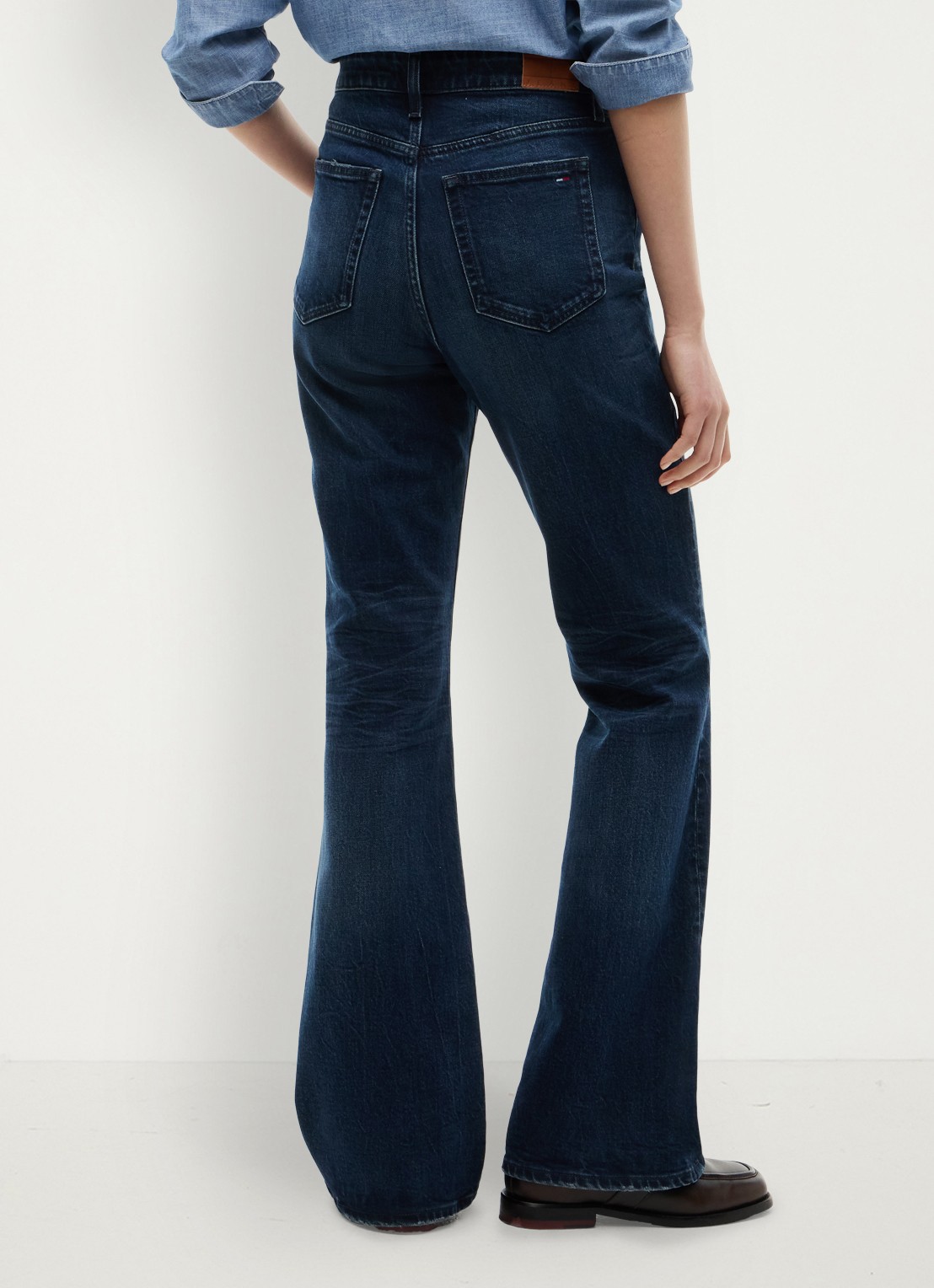 Tommy Hilfiger Sylvia high waist flared jeans met donkere wassing  - achterkant 3 indigo