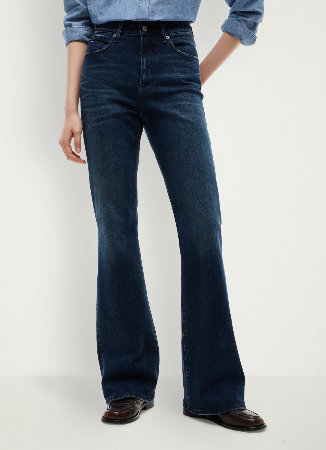 Tommy Hilfiger Sylvia high waist flared jeans met donkere wassing  - detail 4 indigo