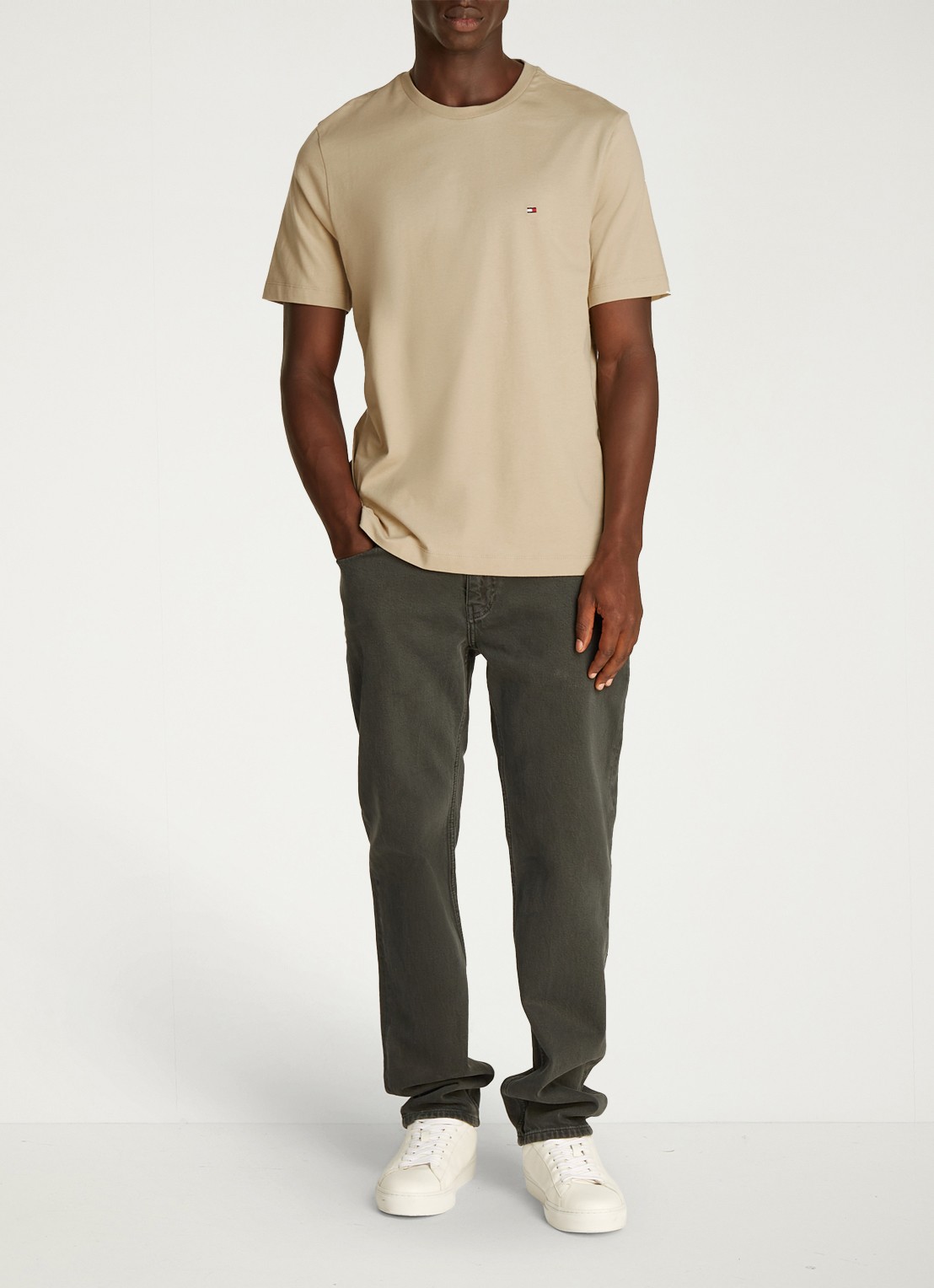 Tommy Hilfiger T-shirt met logo - voorkant 8 sandalwood-rbt / bruin