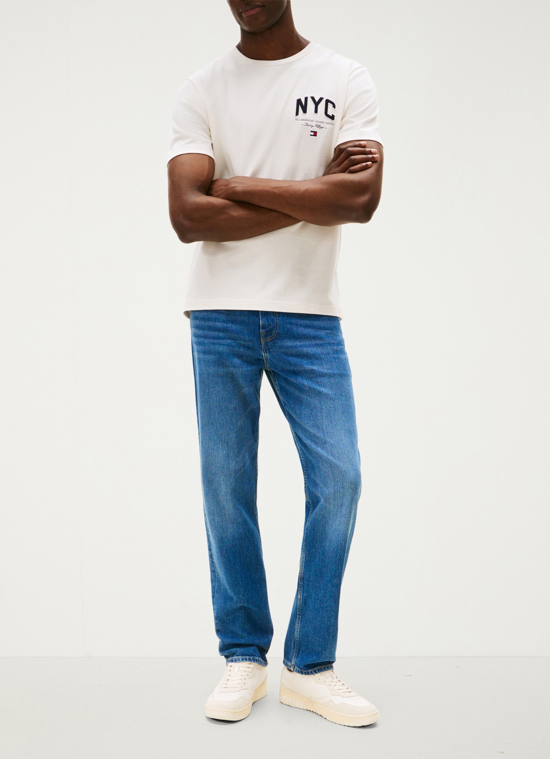 Tommy Hilfiger T-shirt met logo - voorkant 3 gebroken wit