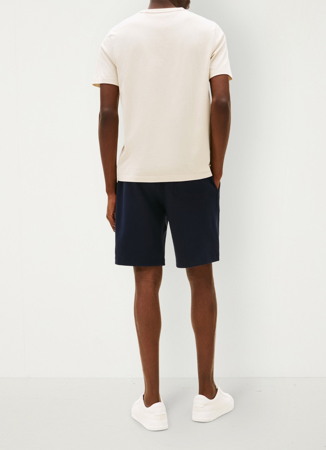Tommy Hilfiger T-shirt met logo - achterkant 3 newsprint-acg / grijs
