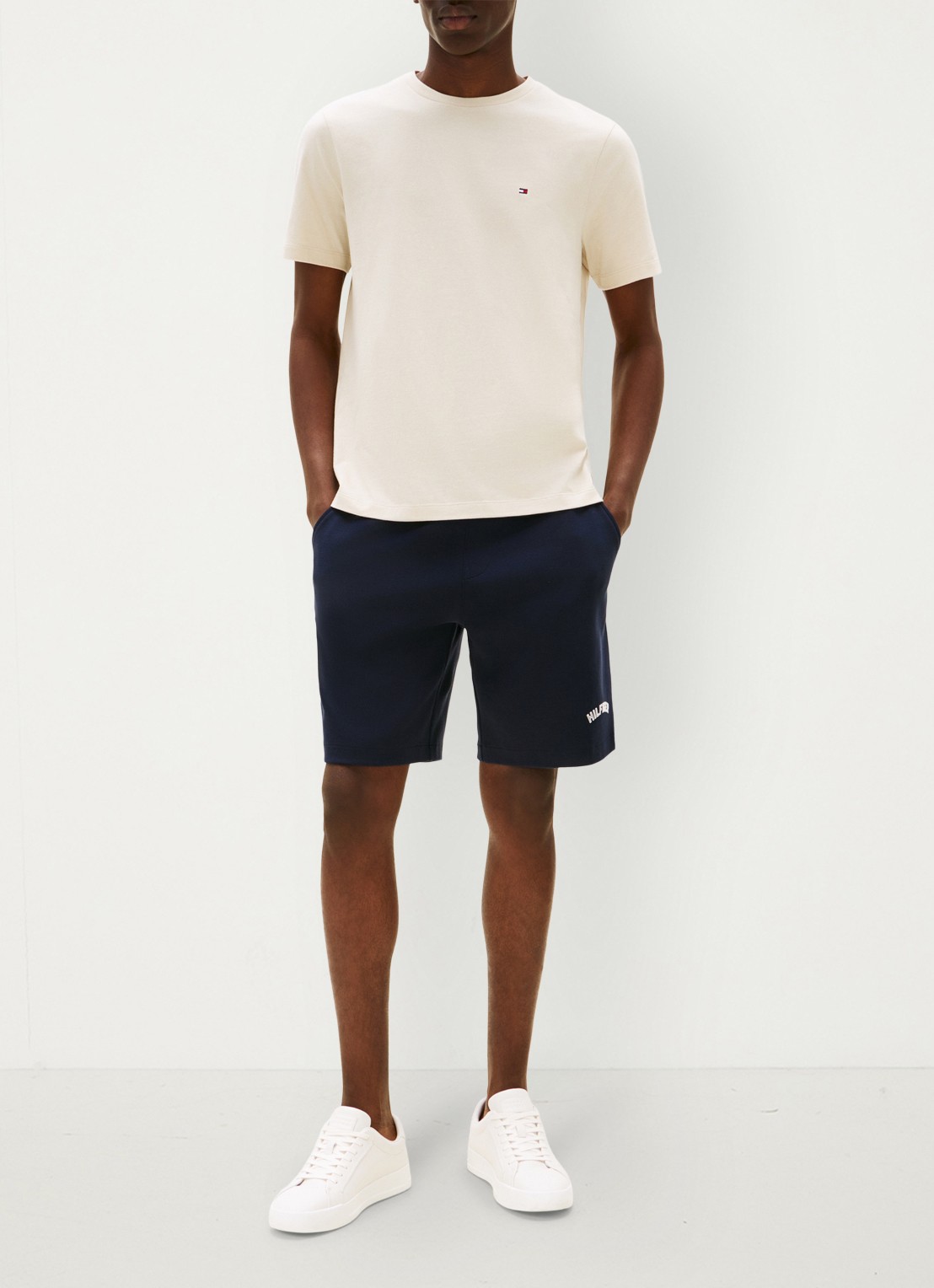 Tommy Hilfiger T-shirt met logo - voorkant 2 newsprint-acg / grijs