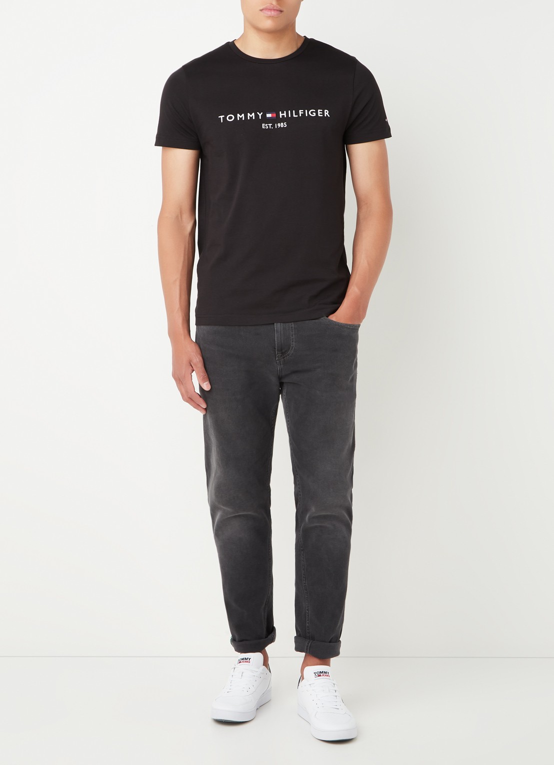 Tommy Hilfiger T-shirt met logoborduring en ronde hals - voorkant 4 zwart
