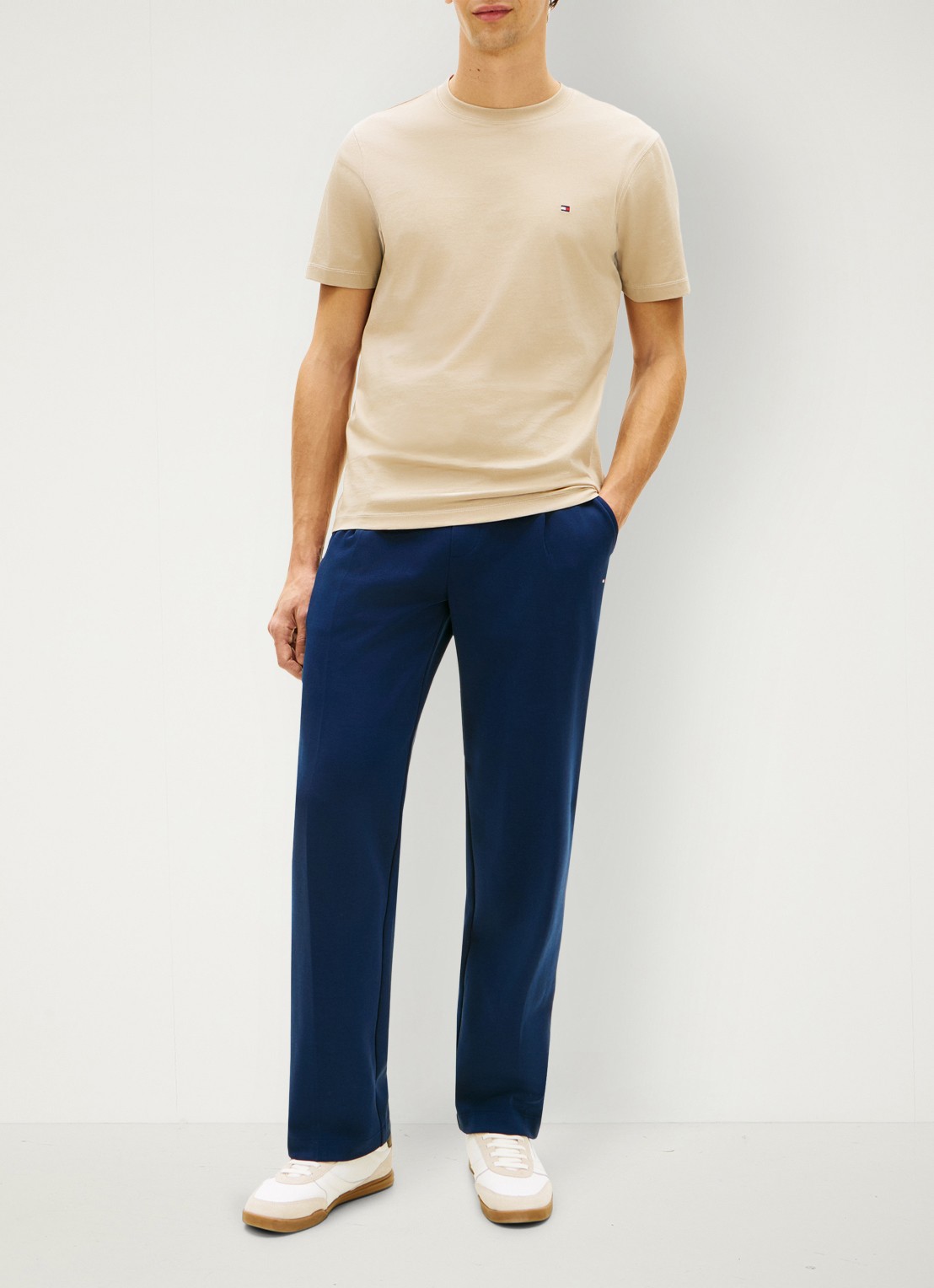 Tommy Hilfiger T-shirt met logoborduring - voorkant 2 bruin