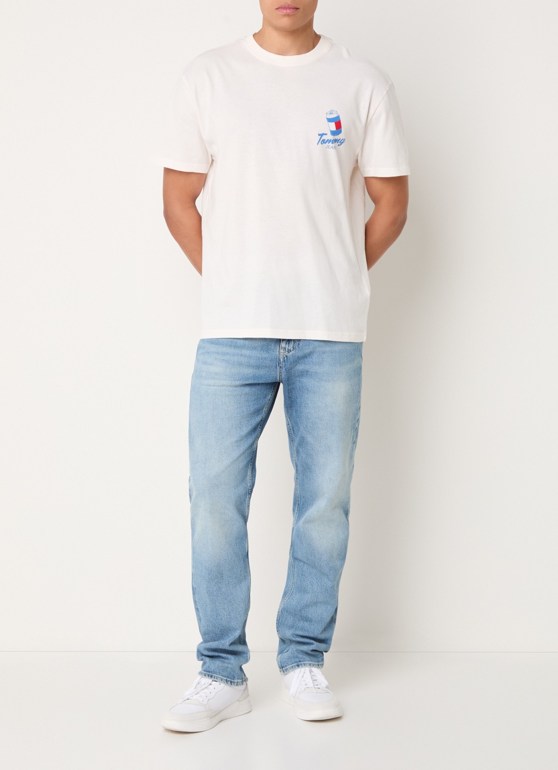 Tommy Hilfiger T-shirt van  katoen met logo- en backprint - voorkant 3 gebroken wit