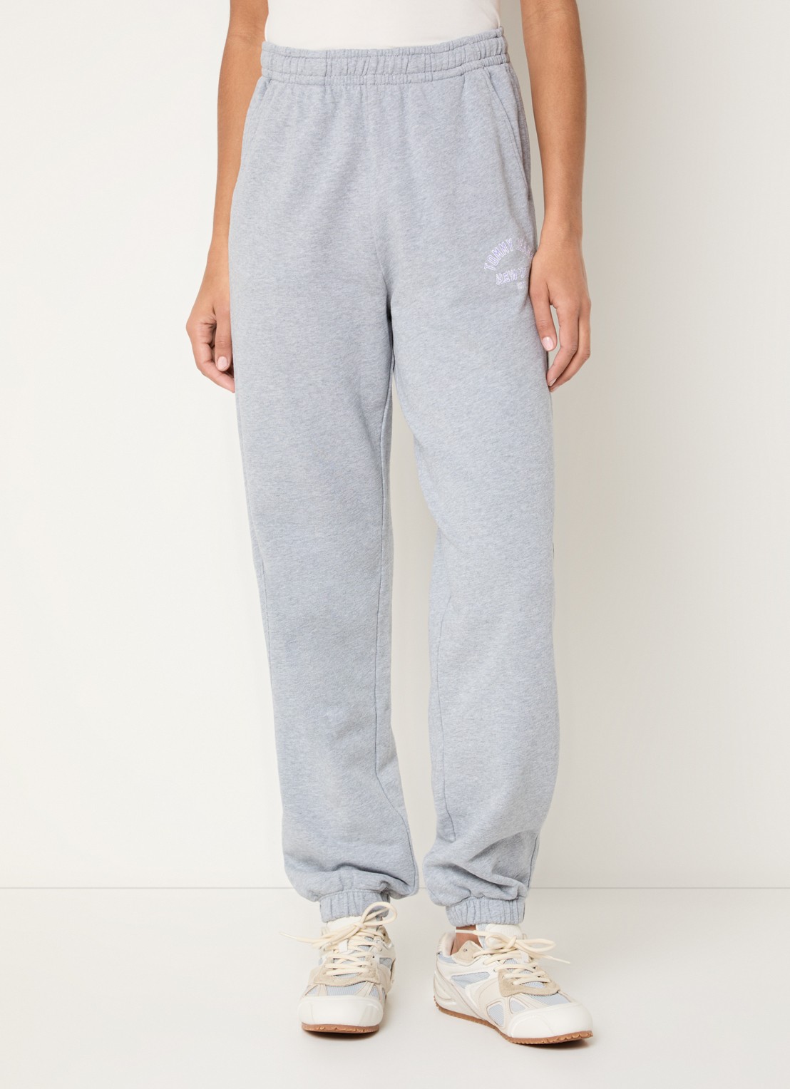Tommy Hilfiger Varsity tapered fit joggingbroek met logo - detail 4 lichtgrijs