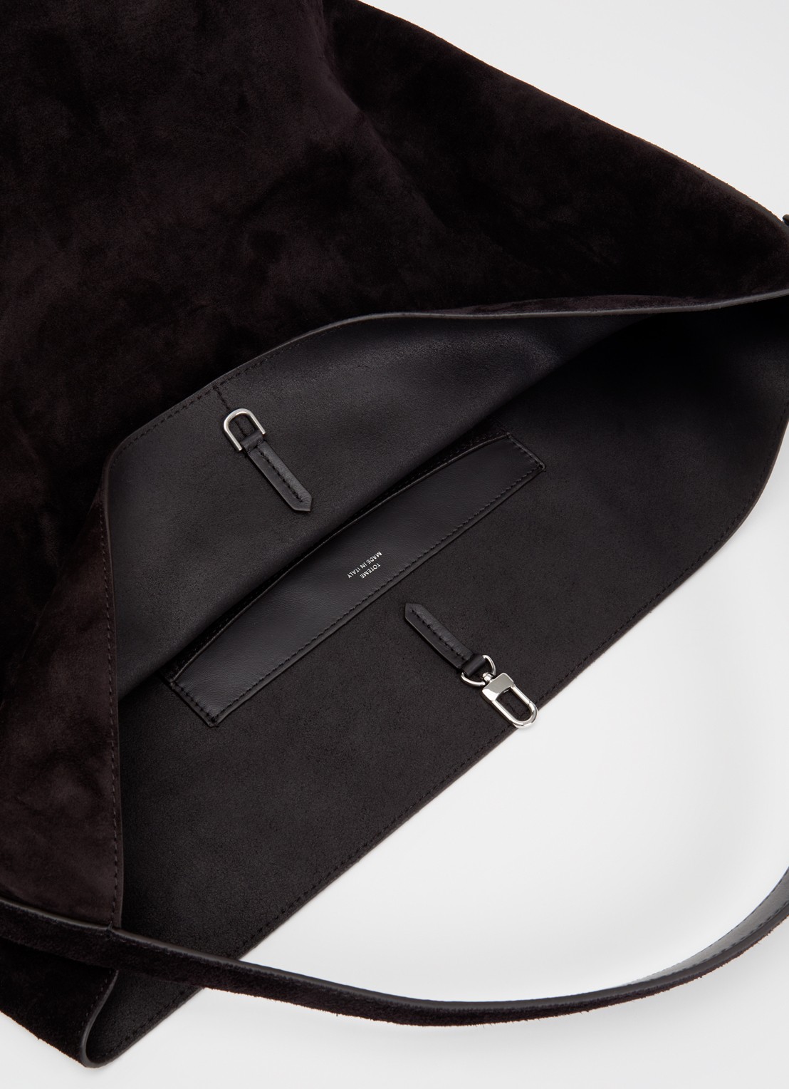 TOTEME Belted schoudertas van suède met verstelbare schouderriem  - detail 3 donkerbruin