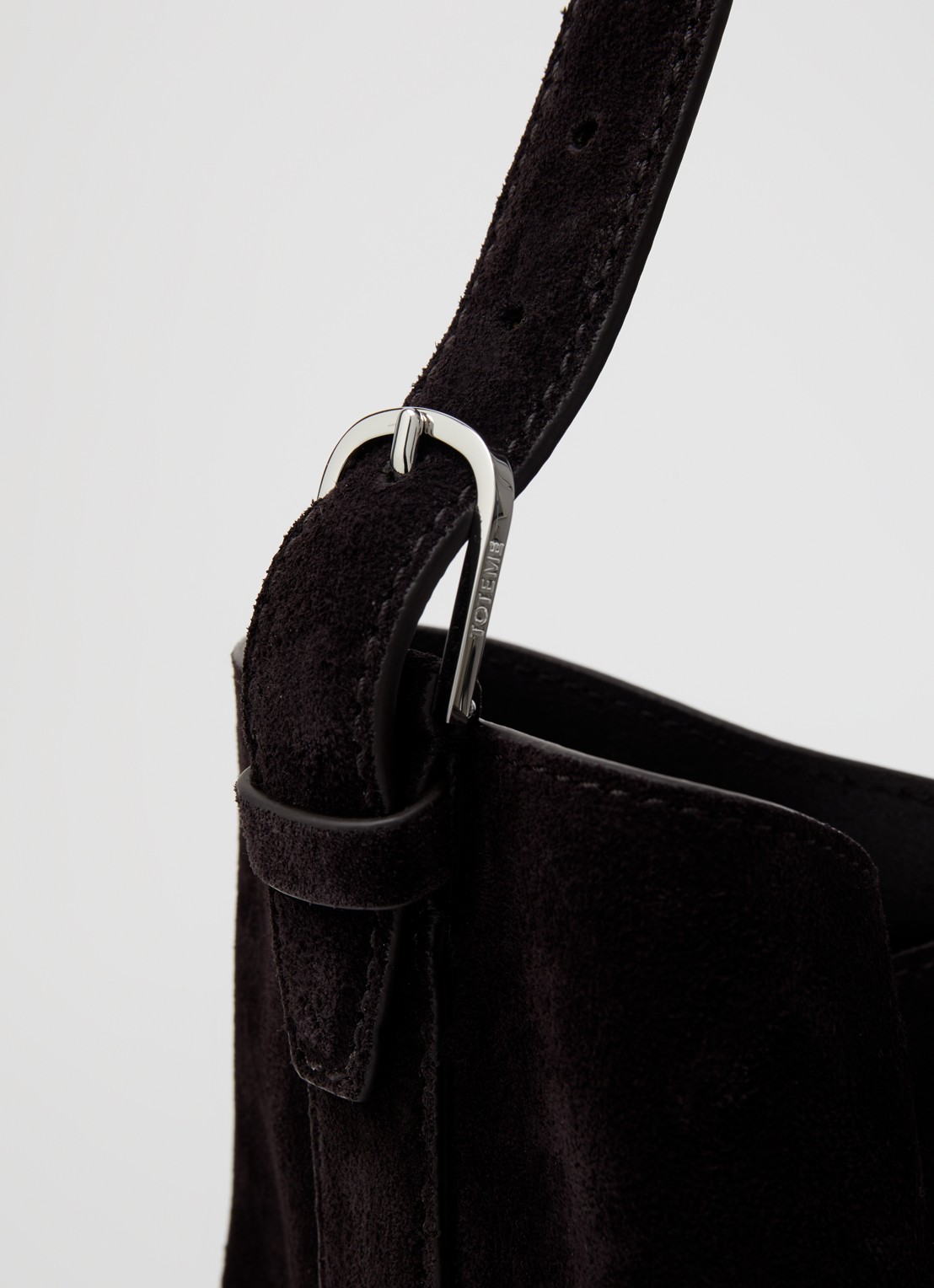 TOTEME Belted schoudertas van suède met verstelbare schouderriem  - detail 5 donkerbruin