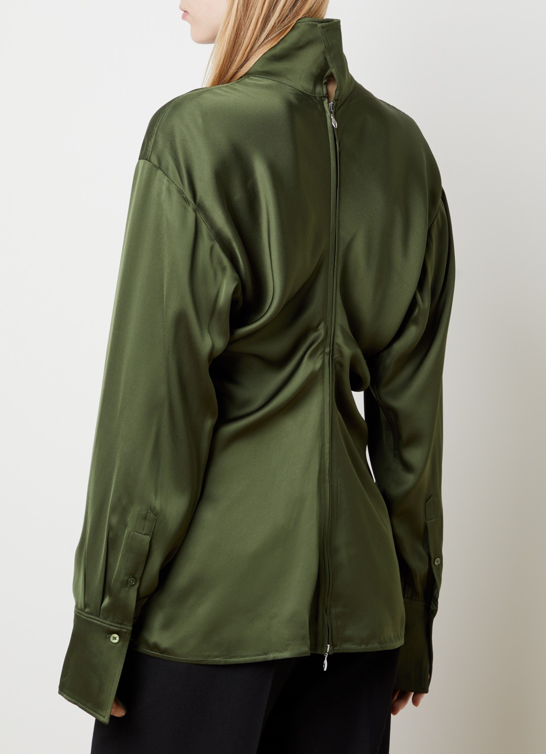 TOTEME Blouse van satijn met opstaande kraag en plooidetail - achterkant donkergroen