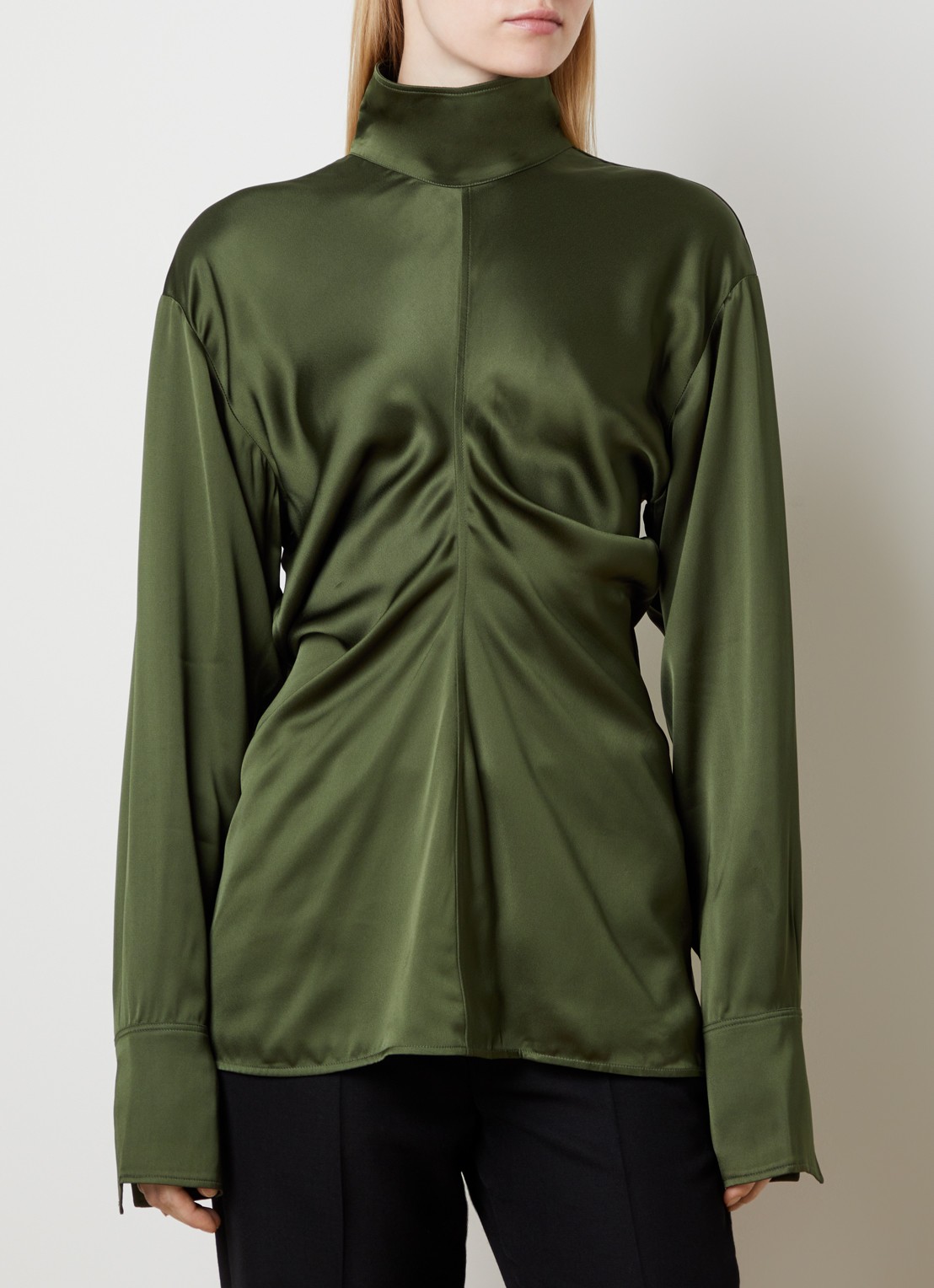TOTEME Blouse van satijn met opstaande kraag en plooidetail - detail 4 donkergroen