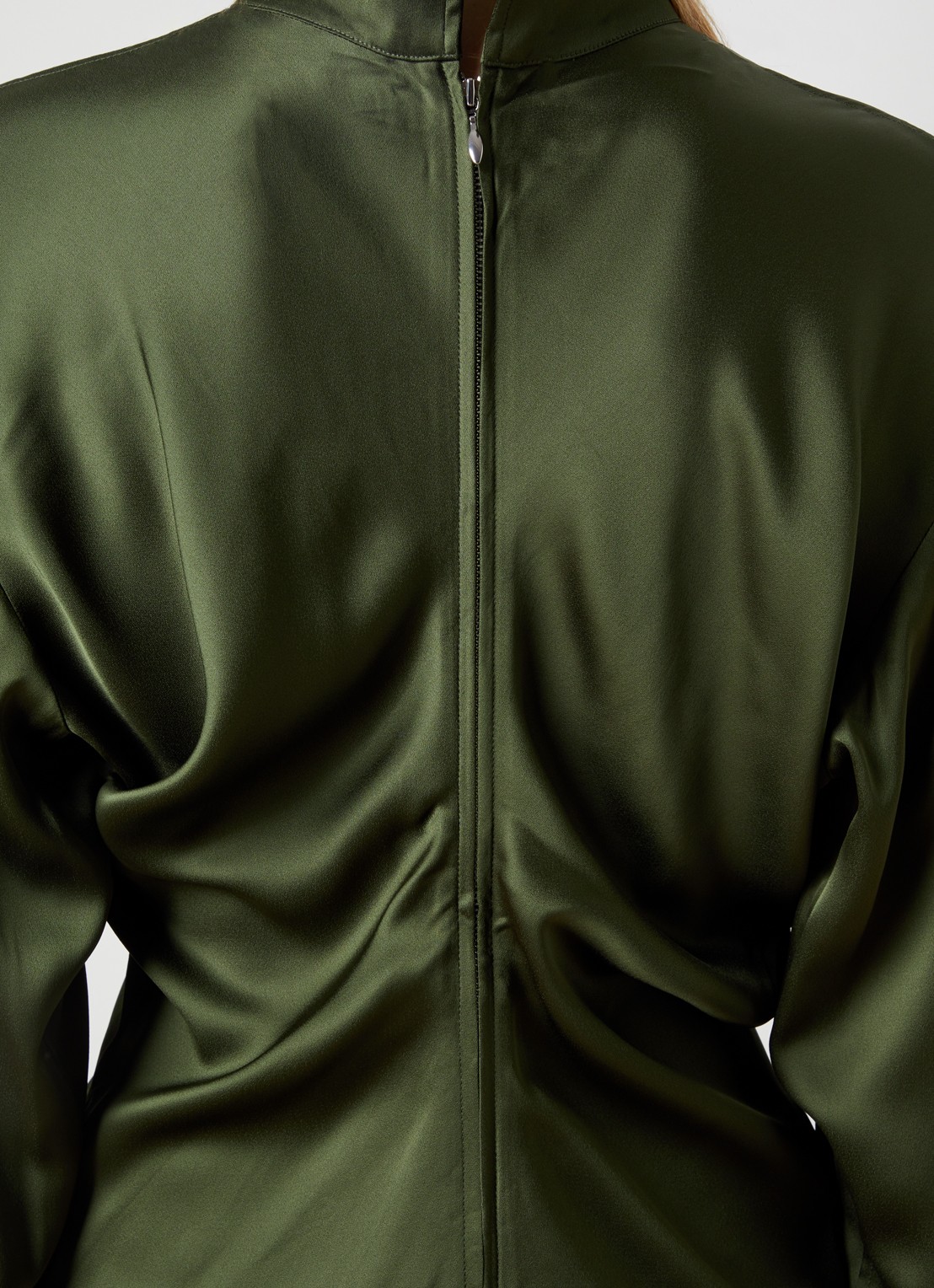TOTEME Blouse van satijn met opstaande kraag en plooidetail - detail 5 donkergroen