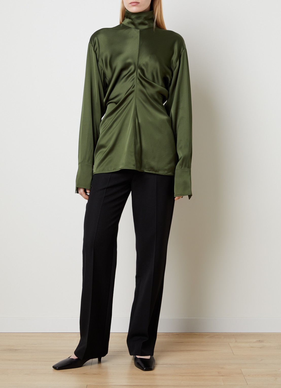 TOTEME Blouse van satijn met opstaande kraag en plooidetail - voorkant 3 donkergroen