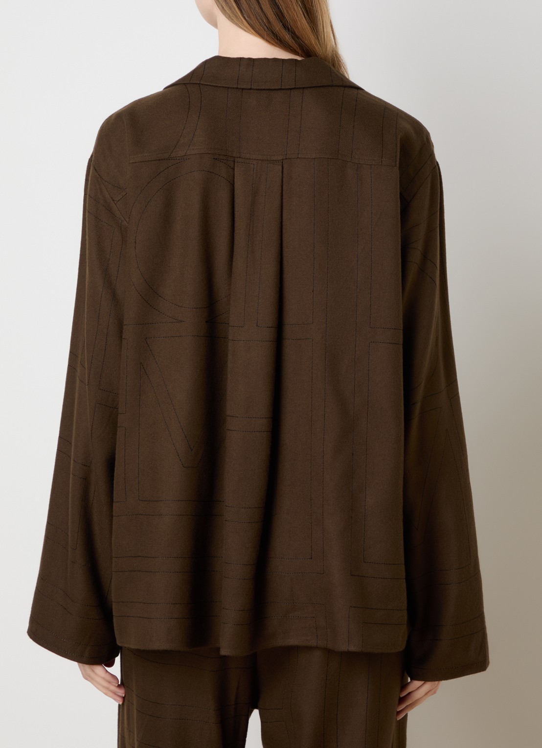 TOTEME Blouse van zijde met grafische print - achterkant donkerbruin