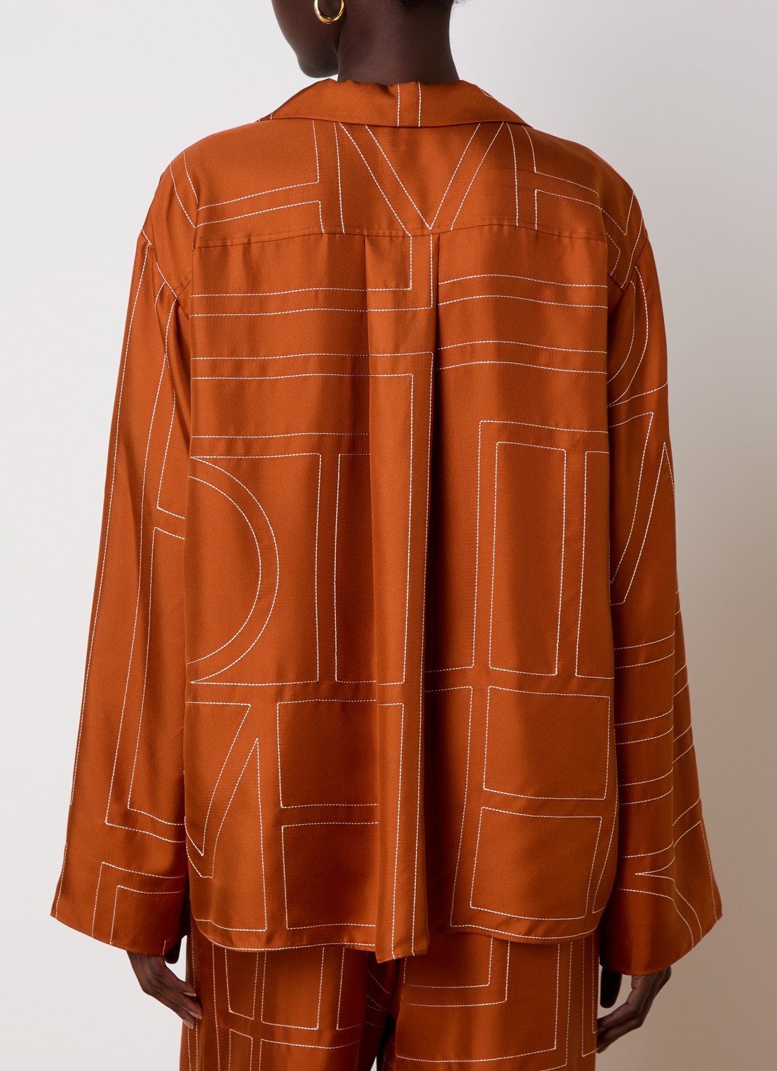 TOTEME Blouse van zijde met logoborduring - achterkant 5 oranjebruin