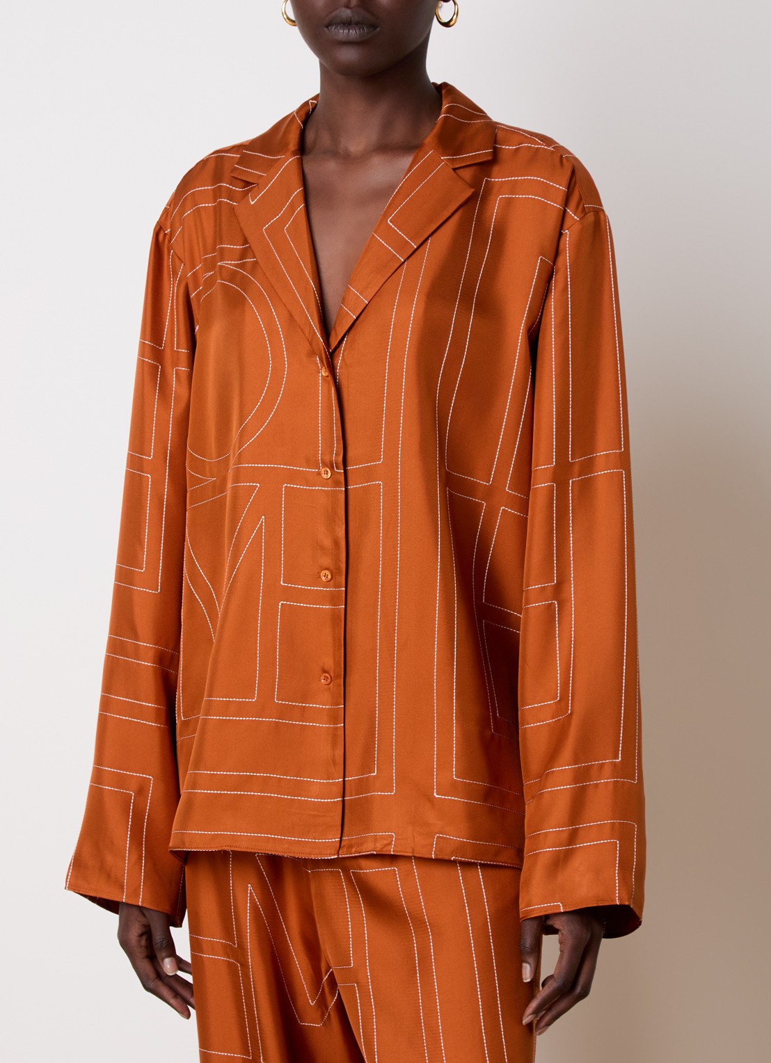 TOTEME Blouse van zijde met logoborduring - detail oranjebruin