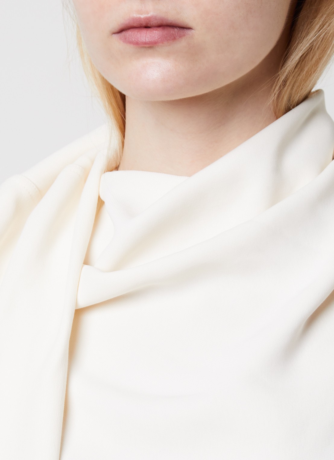 TOTEME Cady tuniek met watervalhals - detail 2 gebroken wit