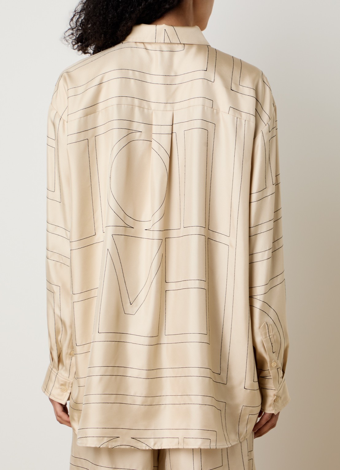 TOTEME Classic blouse van zijde met logoborduring - achterkant 3 vanillegeel