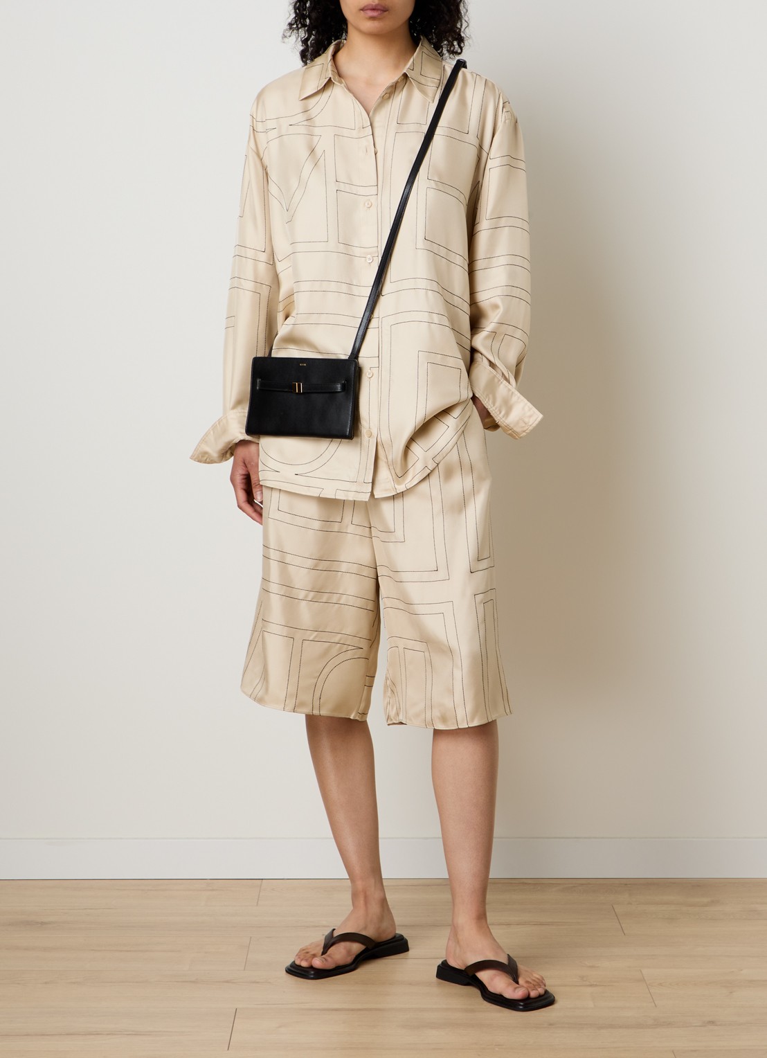 TOTEME Classic blouse van zijde met logoborduring - voorkant 2 vanillegeel