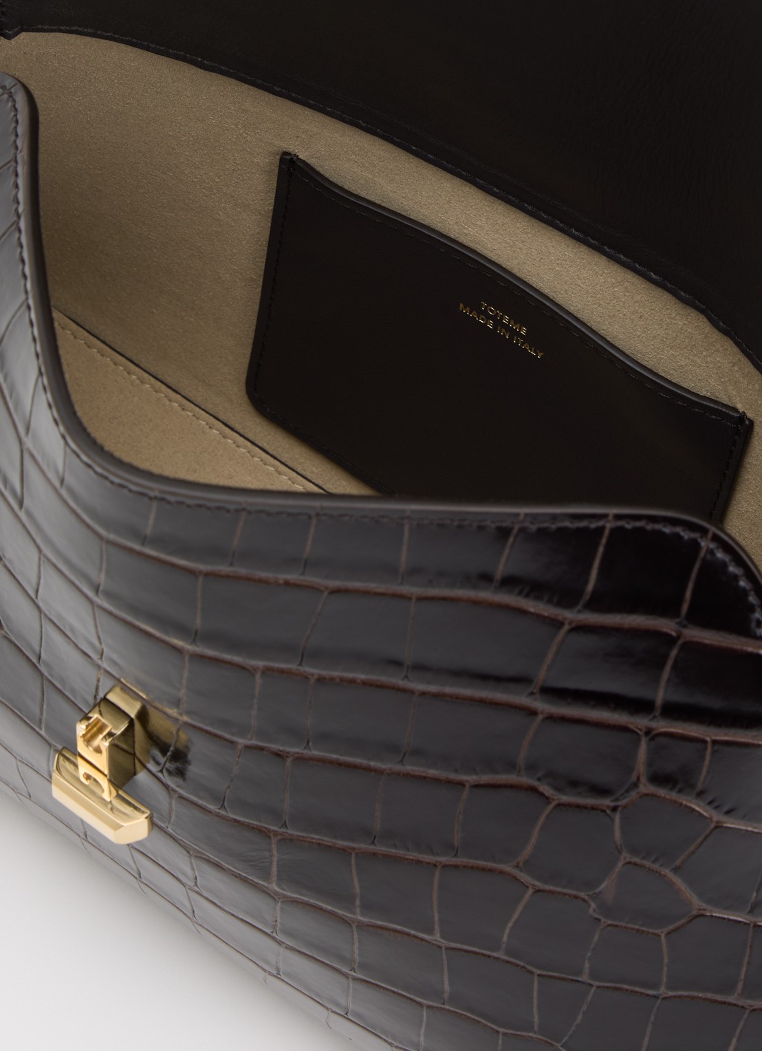 TOTEME Clutch van kalfsleer met crocostructuur - detail 5 donkerbruin