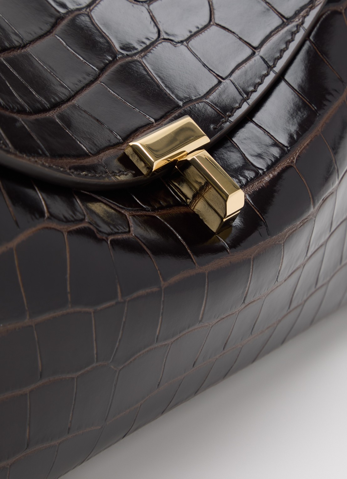 TOTEME Clutch van kalfsleer met crocostructuur - detail 7 donkerbruin