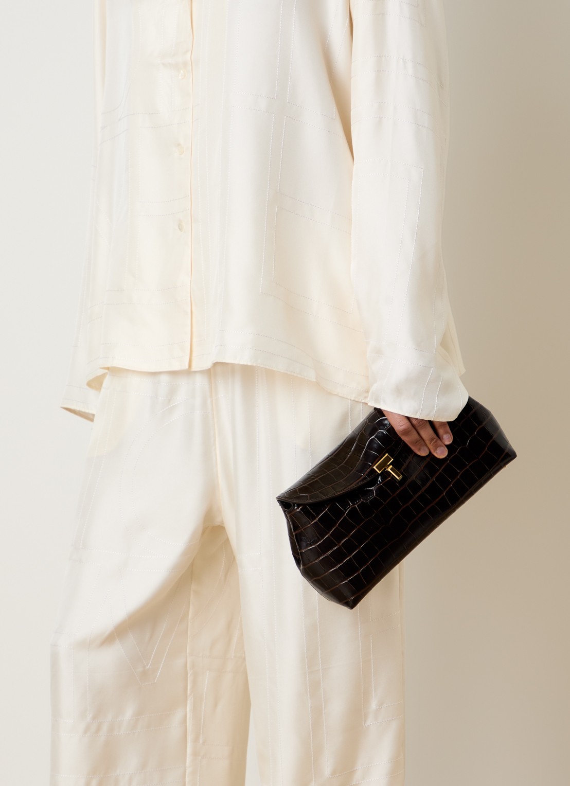 TOTEME Clutch van kalfsleer met crocostructuur - voorkant 3 donkerbruin