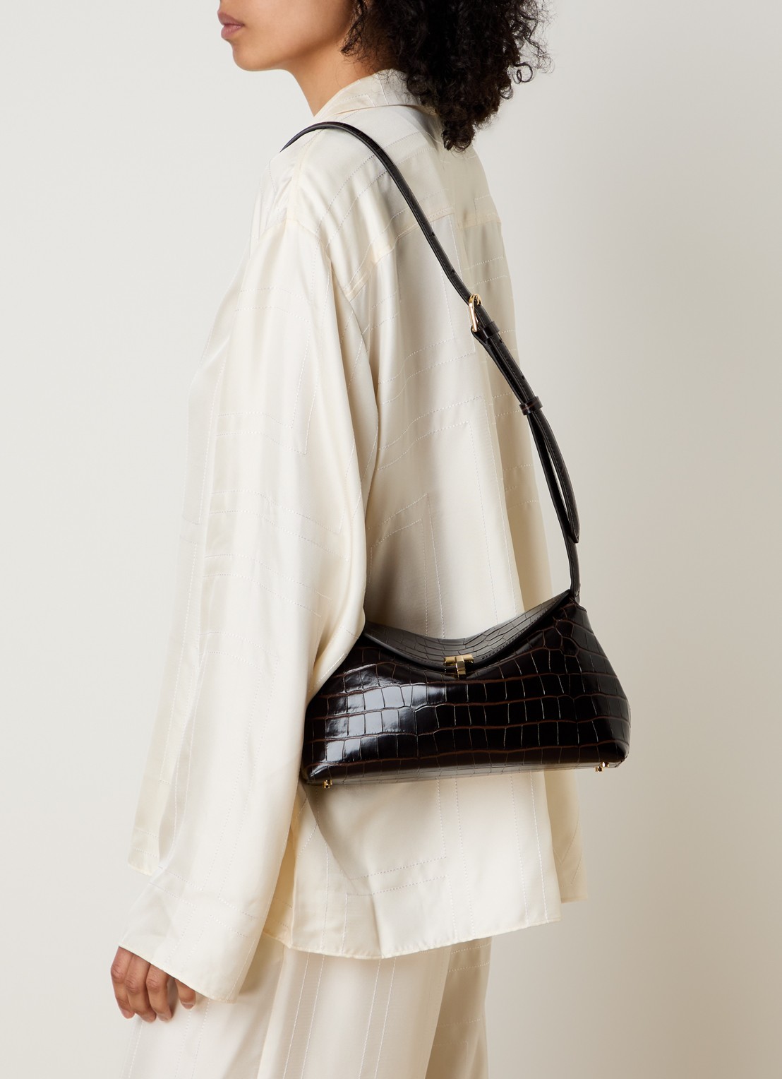 TOTEME Clutch van kalfsleer met crocostructuur - voorkant 4 donkerbruin
