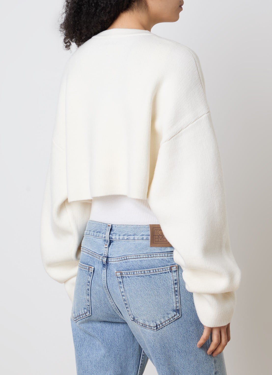 TOTEME Cropped fijngebreid vest met ronde hals - achterkant gebroken wit