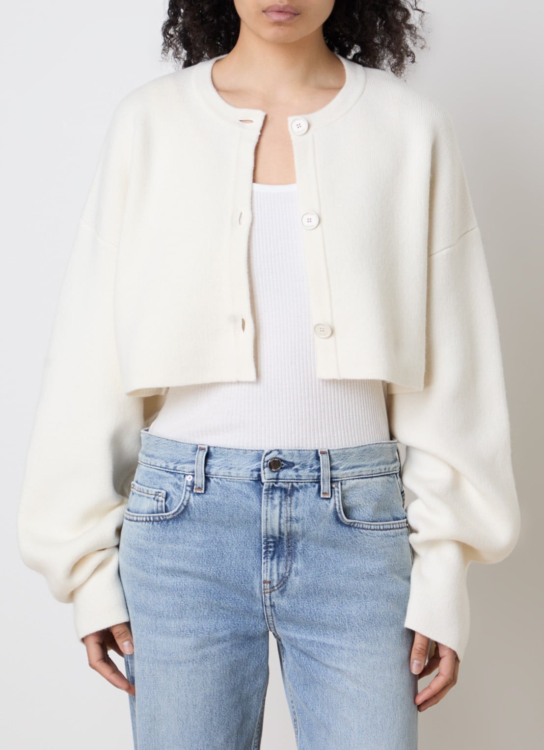 TOTEME Cropped fijngebreid vest met ronde hals - detail 2 gebroken wit