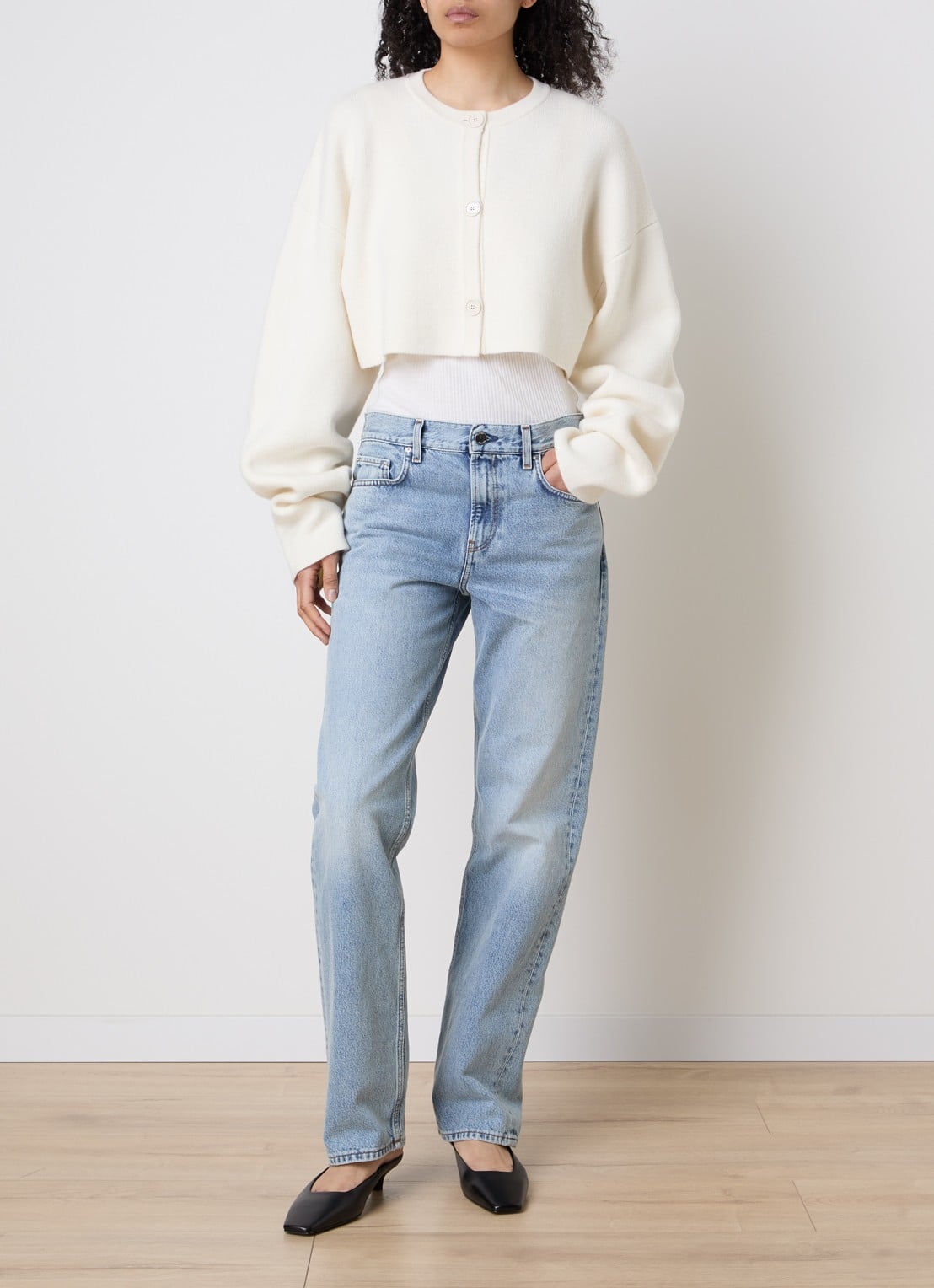 TOTEME Cropped fijngebreid vest met ronde hals - voorkant 5 gebroken wit