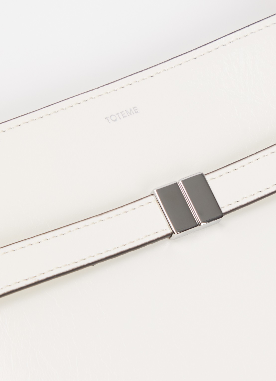 TOTEME Crossbody tas van kalfsleer en logo - detail 3 gebroken wit