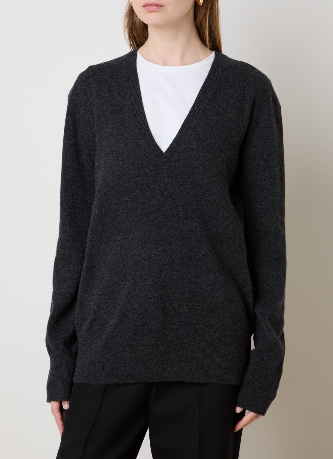 TOTEME Fijngebreide pullover van kasjmier met V-hals - detail 4 antraciet