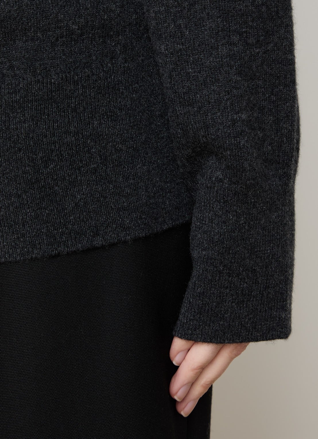 TOTEME Fijngebreide pullover van kasjmier met V-hals - detail 5 antraciet
