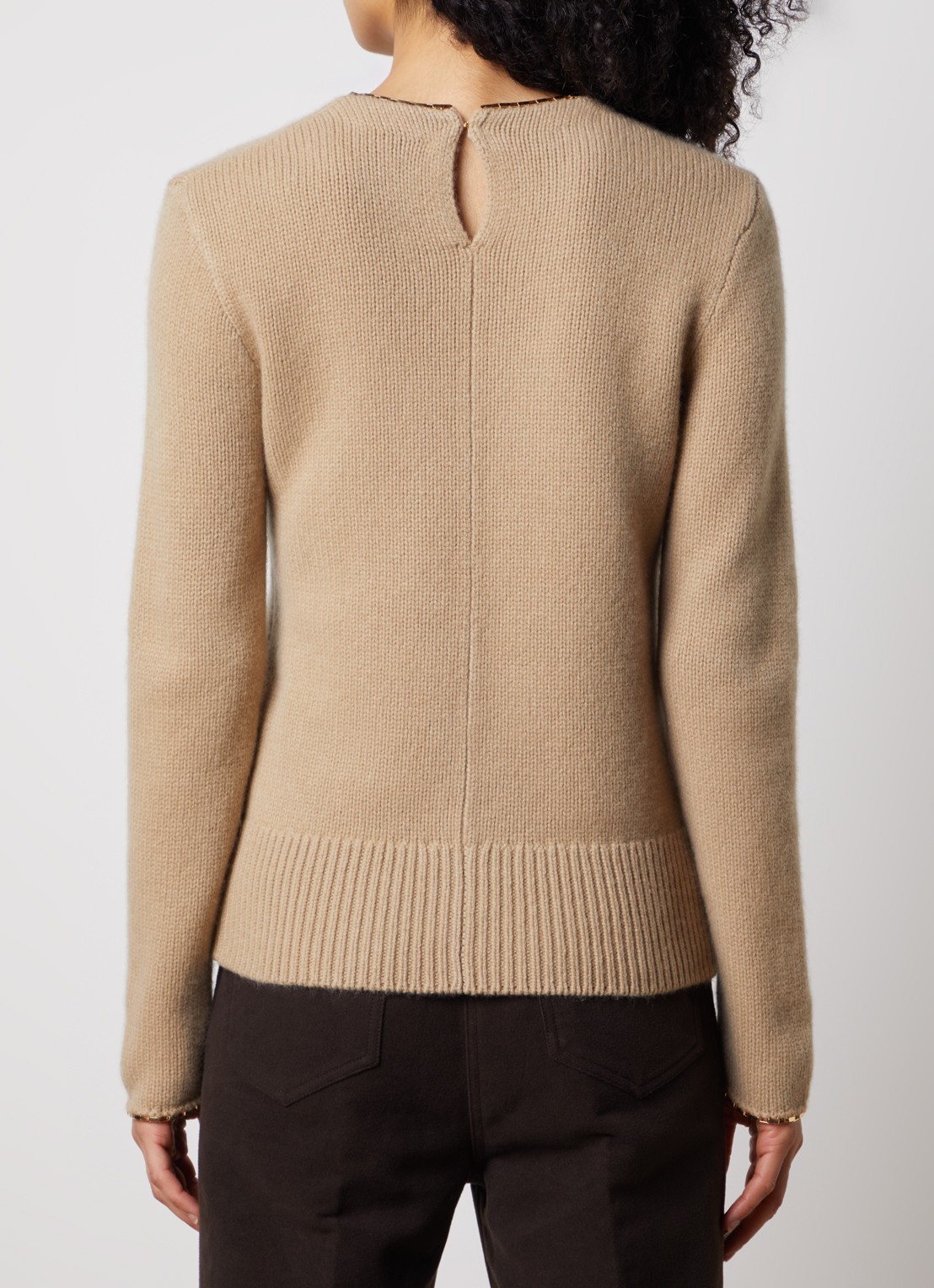 TOTEME Fijngebreide trui in kasjmierblend met kettingdetail - achterkant beige