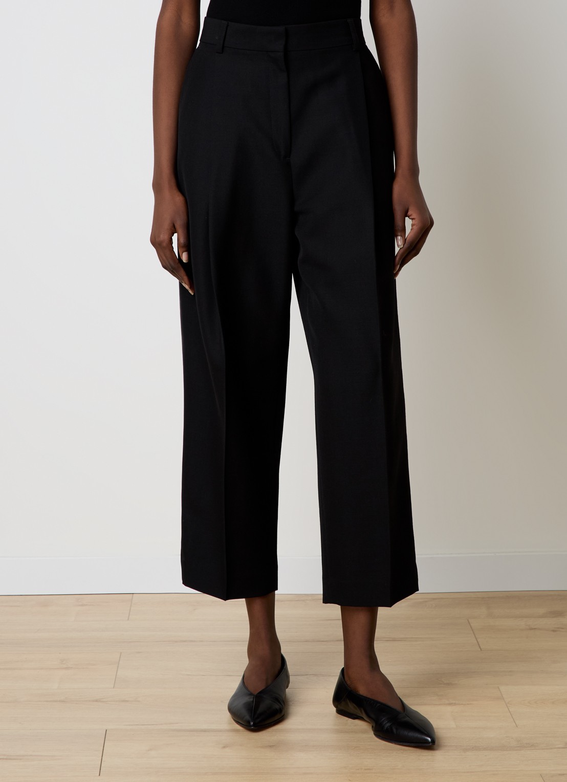 TOTEME High waist straight fit cropped pantalon in scheerwolblend met steekzakken - detail zwart