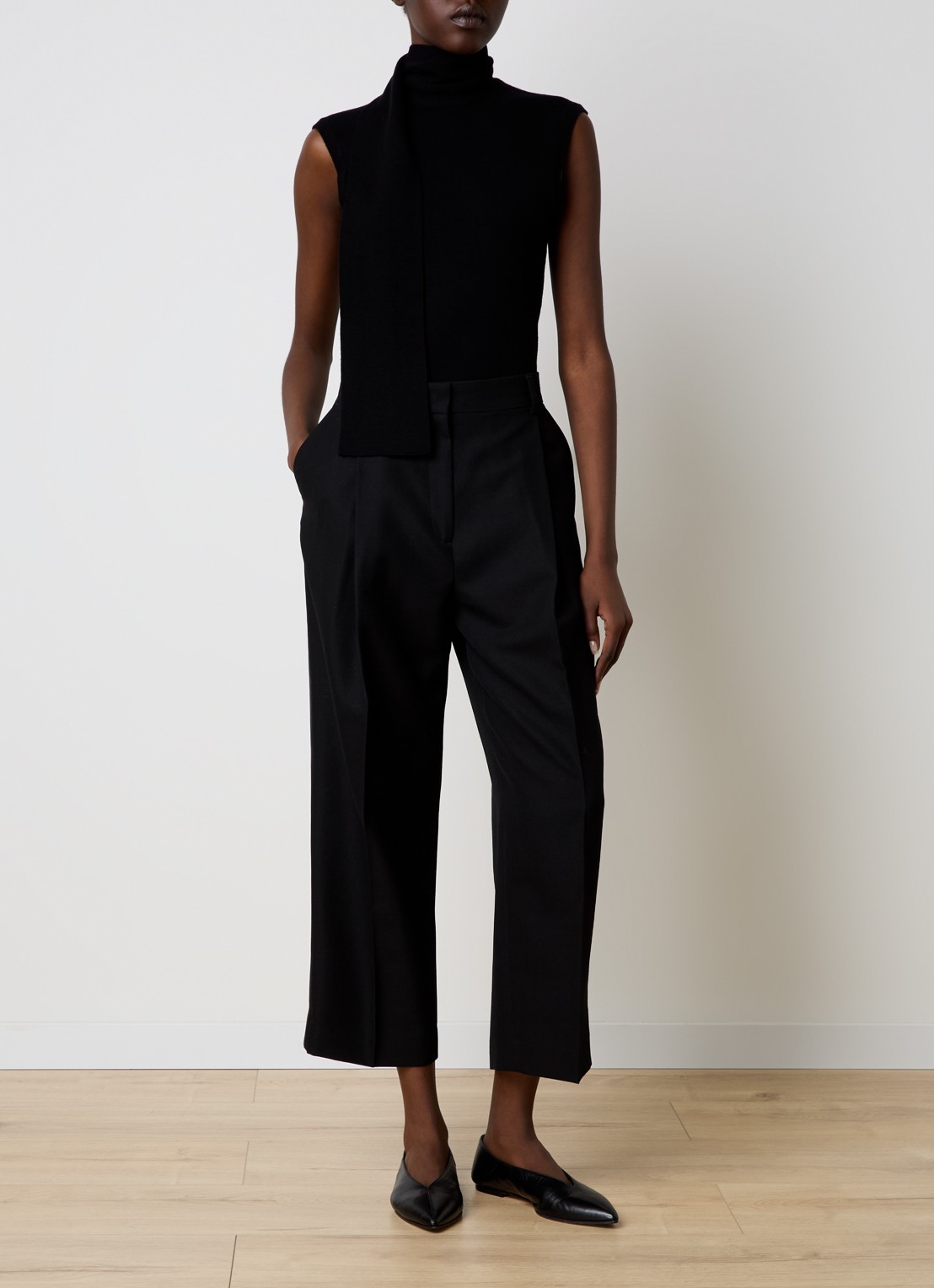 TOTEME High waist straight fit cropped pantalon in scheerwolblend met steekzakken - voorkant 4 zwart