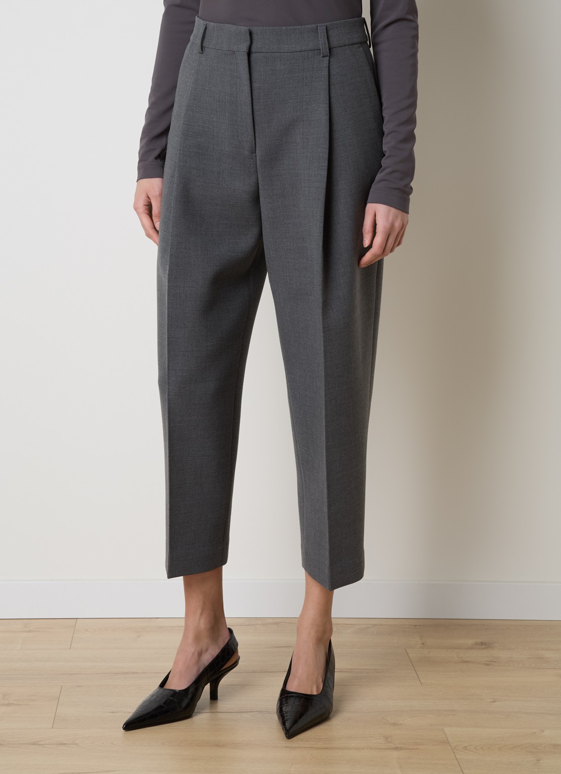 TOTEME High waist straight fit cropped pantalon in scheerwolblend met steekzakken - detail grijs