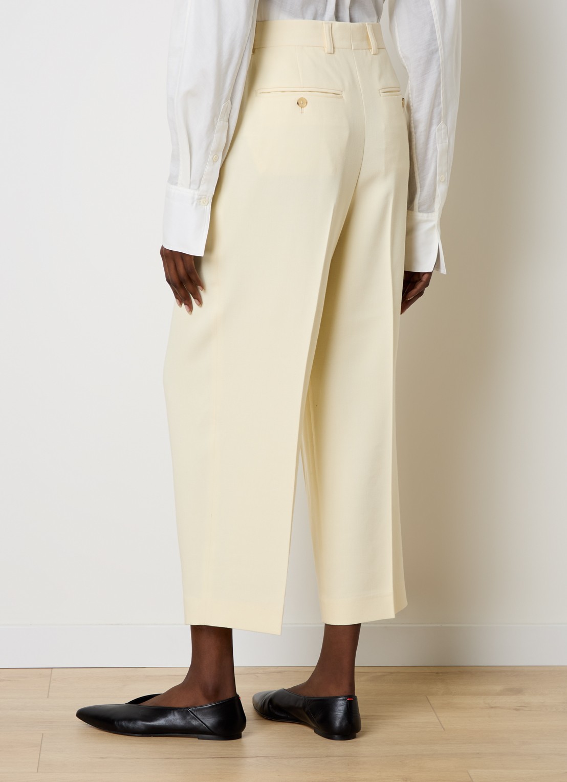TOTEME High waist straight fit cropped pantalon in scheerwolblend met steekzakken - achterkant lichtgeel
