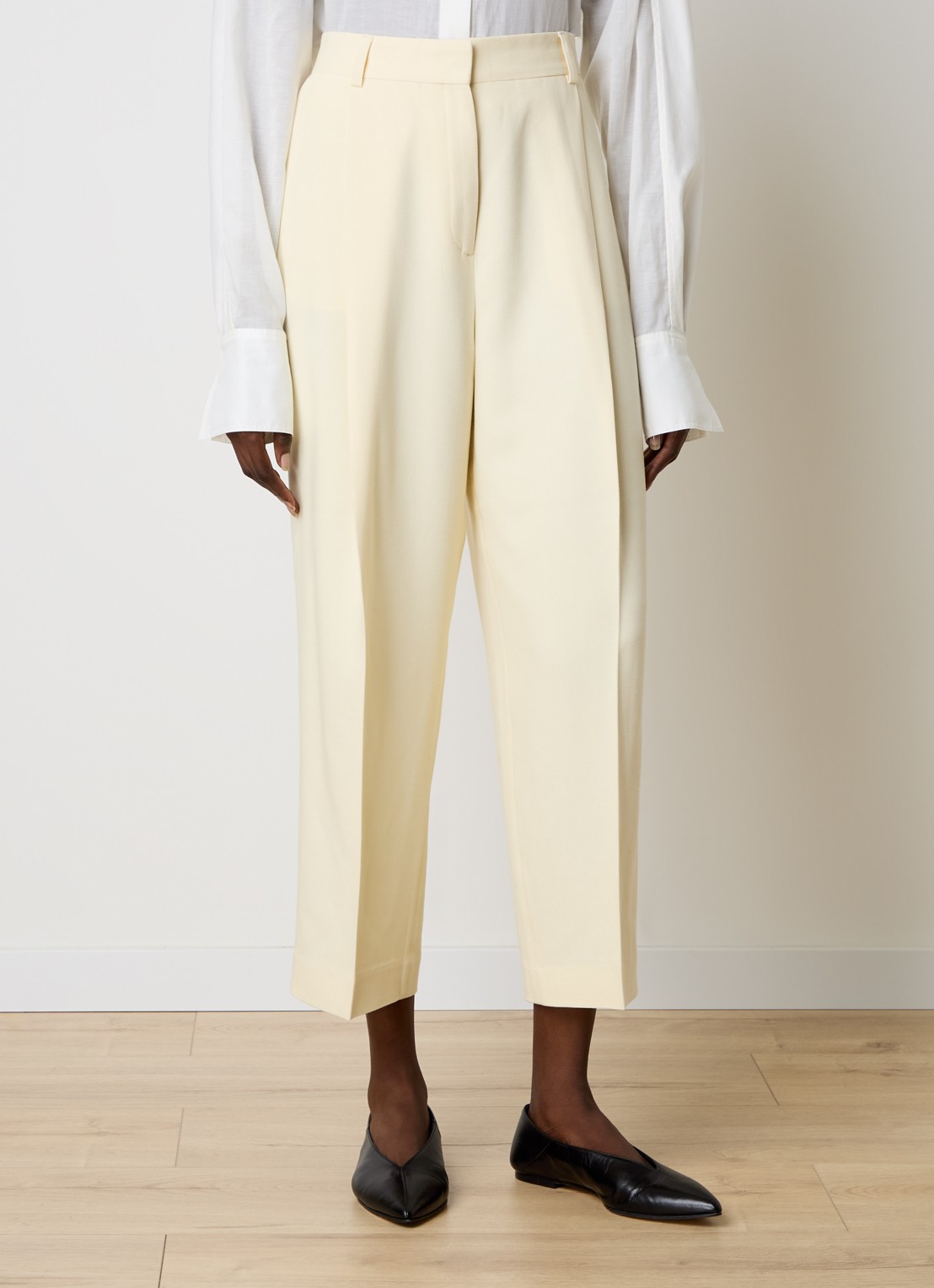TOTEME High waist straight fit cropped pantalon in scheerwolblend met steekzakken - detail 2 lichtgeel