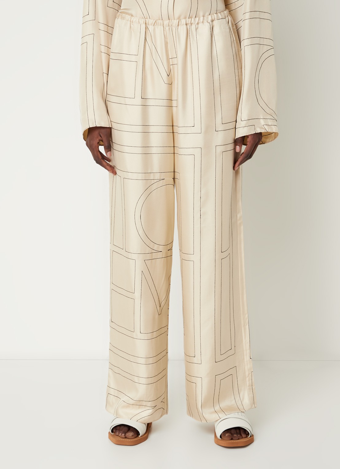 TOTEME High waist straight fit cropped pantalon van zijde met grafische print - detail creme