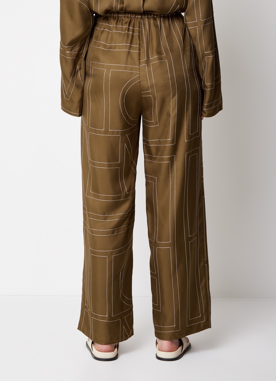 TOTEME High waist straight fit cropped pantalon van zijde met grafische print - achterkant 5 lichtbruin