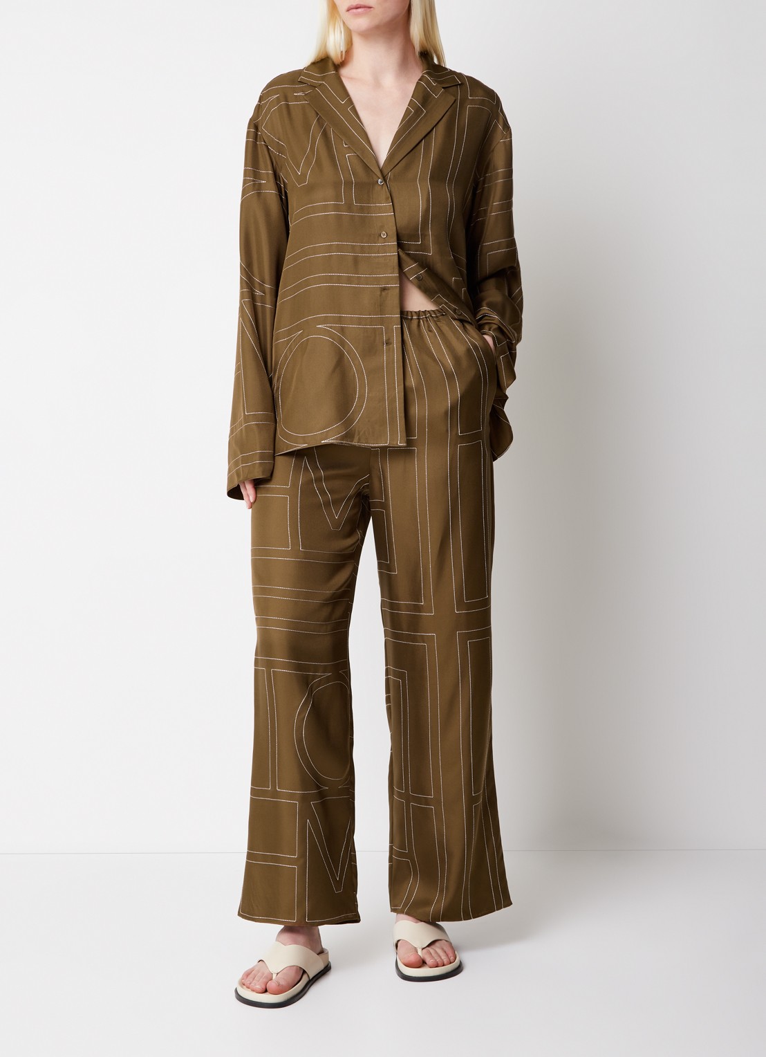 TOTEME High waist straight fit cropped pantalon van zijde met grafische print - voorkant 2 lichtbruin