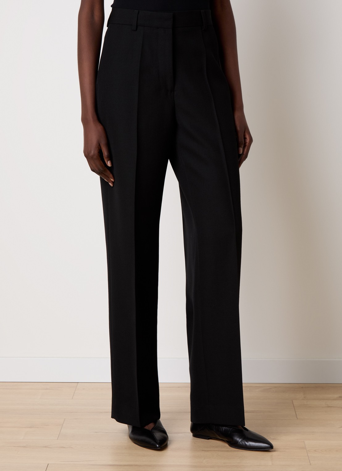 TOTEME High waist straight fit pantalon in wolblend met persplooi - detail zwart