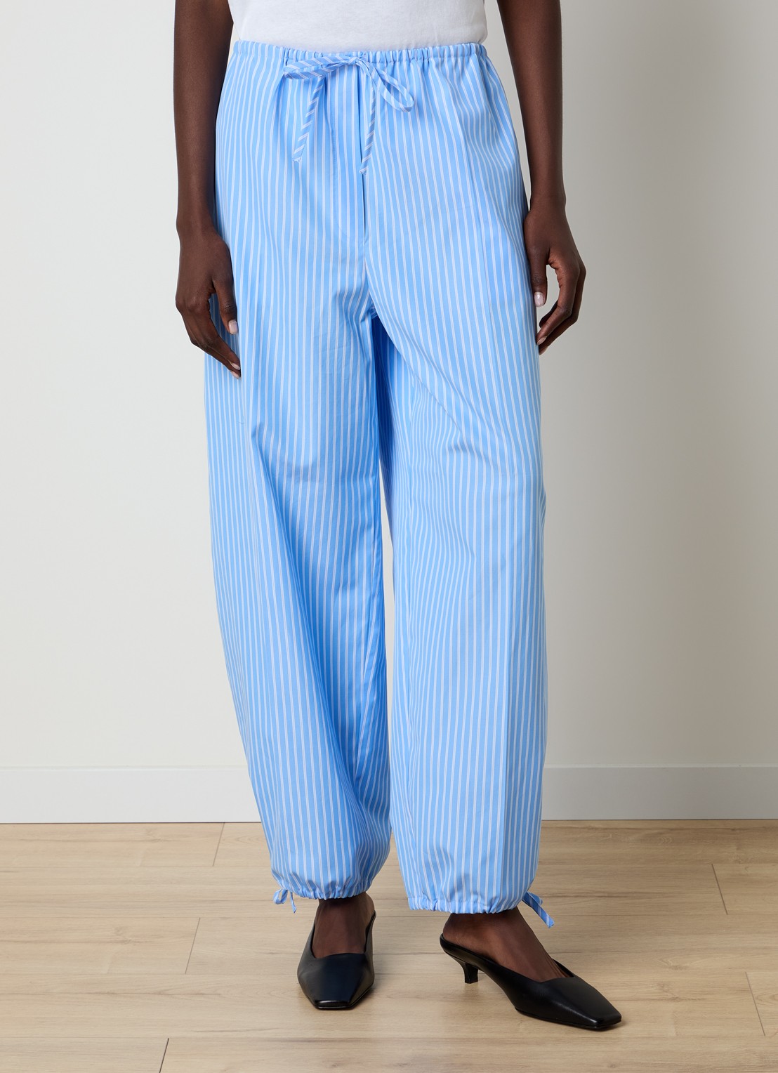 TOTEME High waist tapered fit broek met streepprint en gestrikt detail - detail 2 lichtblauw