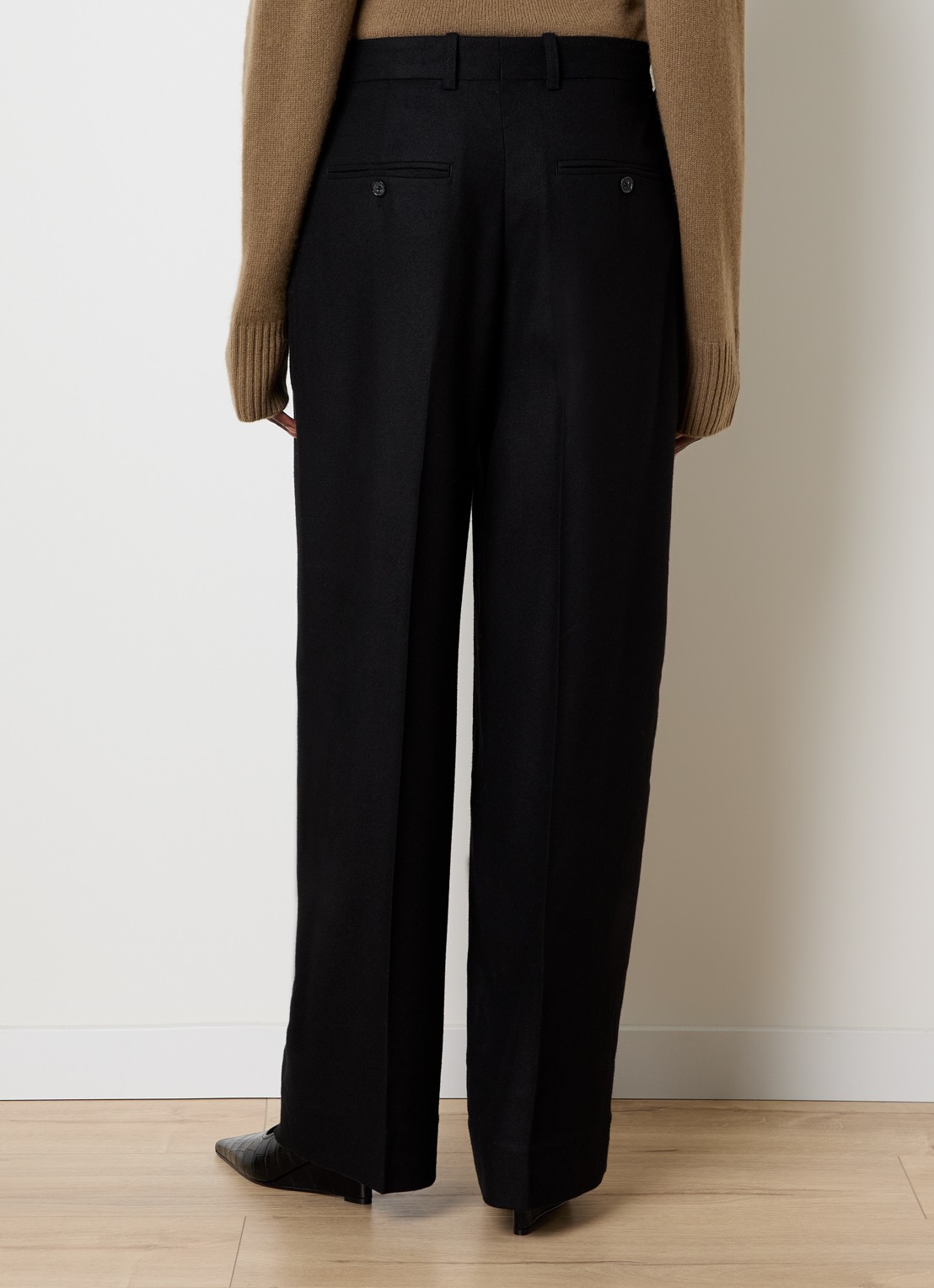 TOTEME High waist wide fit pantalon van wol met steekzakken - achterkant zwart