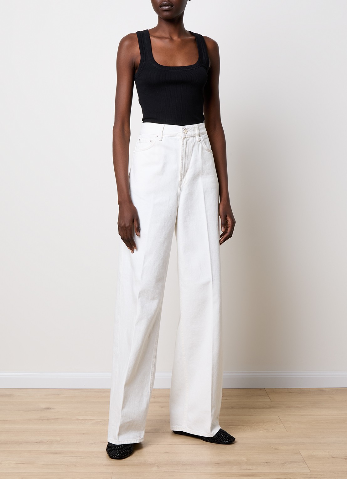 TOTEME High waist wide leg jeans met steekzakken - voorkant 2 gebroken wit
